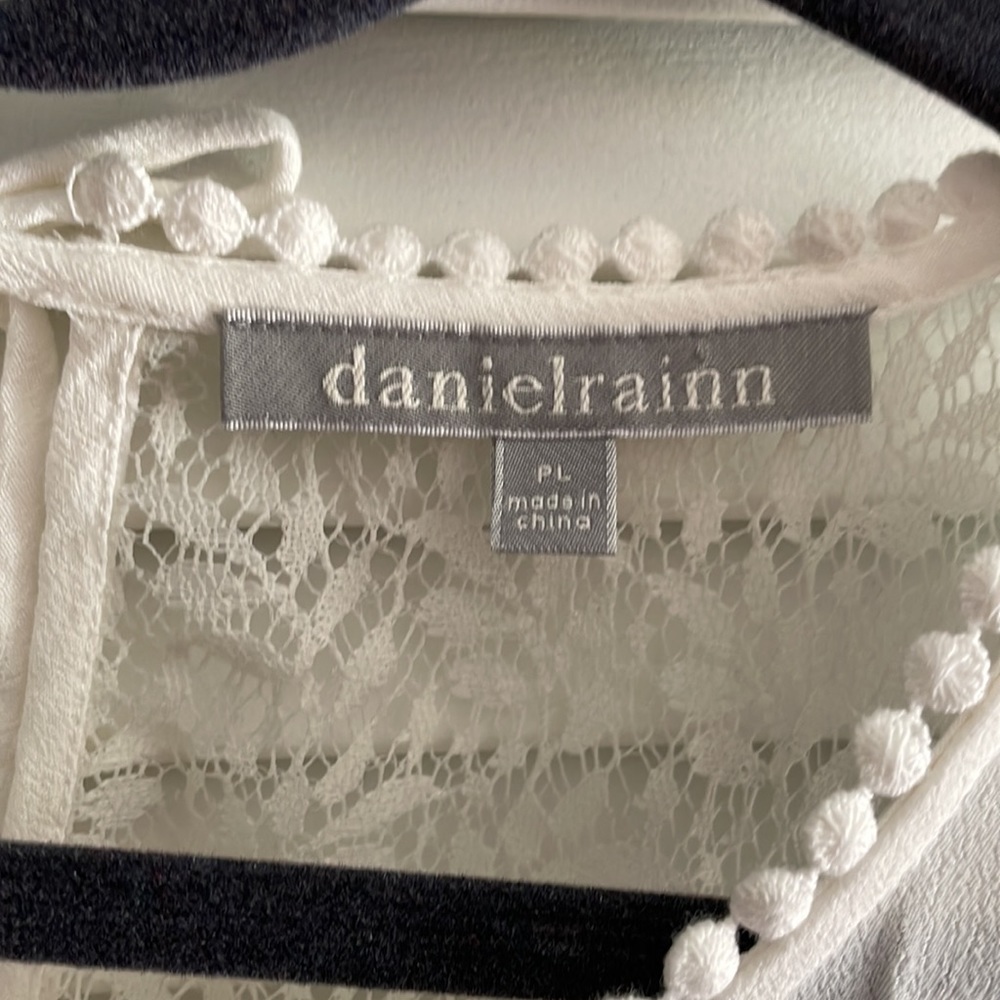 Danielrainn Delicate detailed crepe lacy flowy top Petite Large - Picture 2 of 6